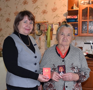 n.v. nikitina vruchaet pamyatnuyu medal r.s. nikolaevoi